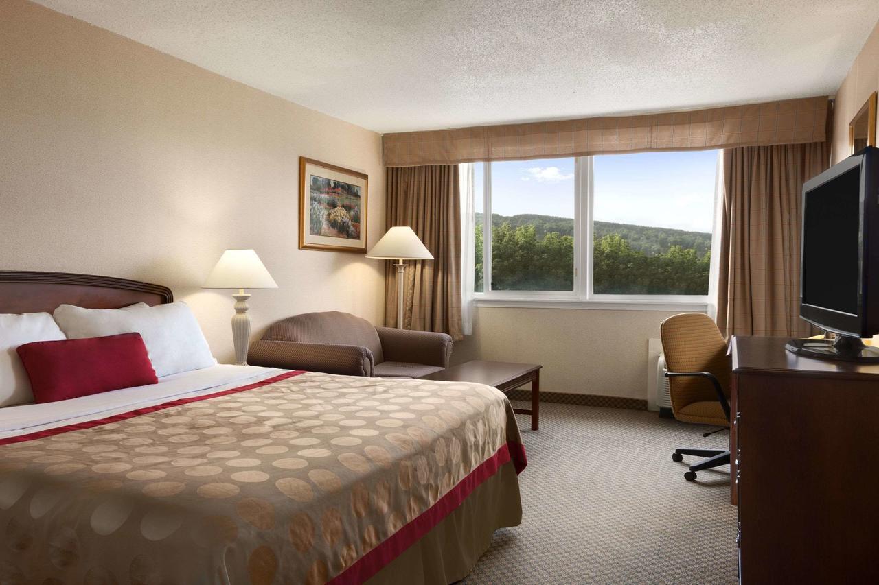 Ramada By Wyndham Cortland Hotel & Conference Center Zewnętrze zdjęcie