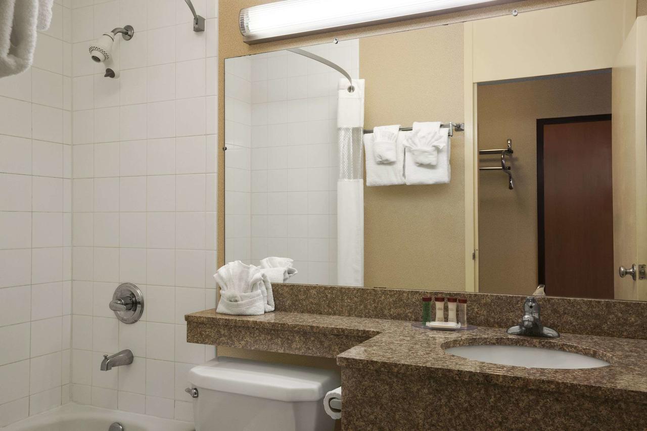 Ramada By Wyndham Cortland Hotel & Conference Center Zewnętrze zdjęcie