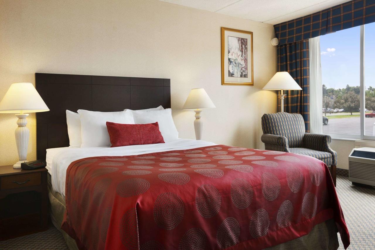 Ramada By Wyndham Cortland Hotel & Conference Center Zewnętrze zdjęcie