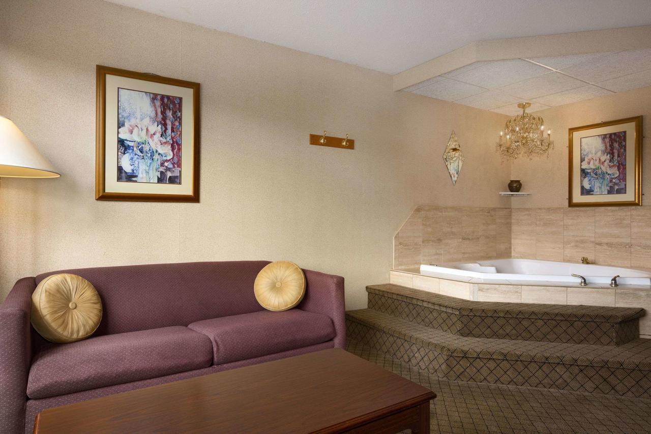 Ramada By Wyndham Cortland Hotel & Conference Center Zewnętrze zdjęcie