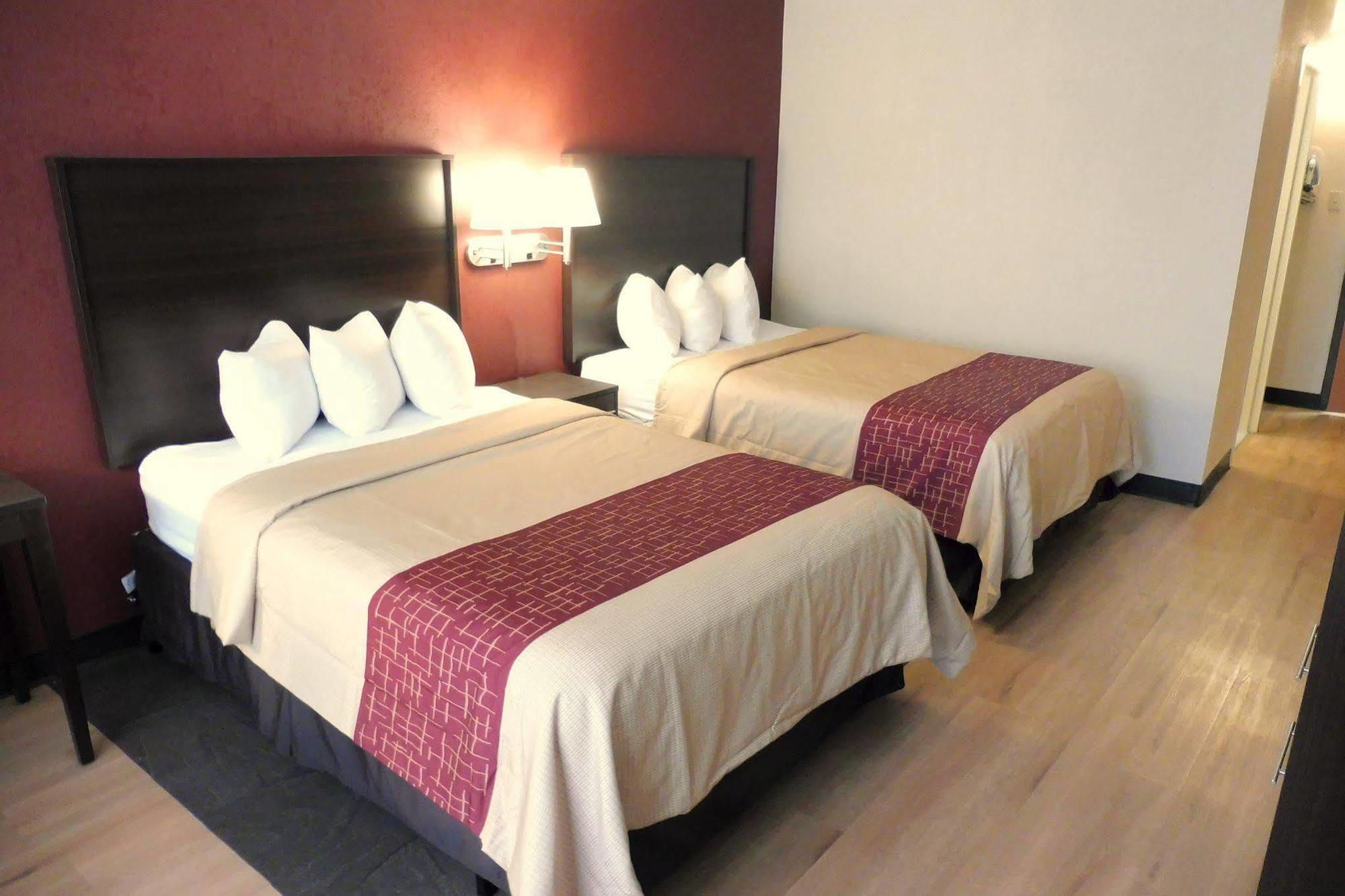 Ramada By Wyndham Cortland Hotel & Conference Center Zewnętrze zdjęcie